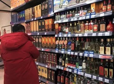 停供提价 名酒旺季前停货的市场策略与深层逻辑